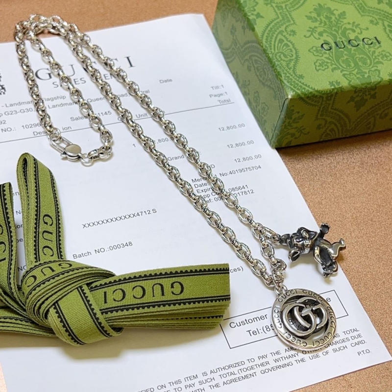 G*u*i necklaces
